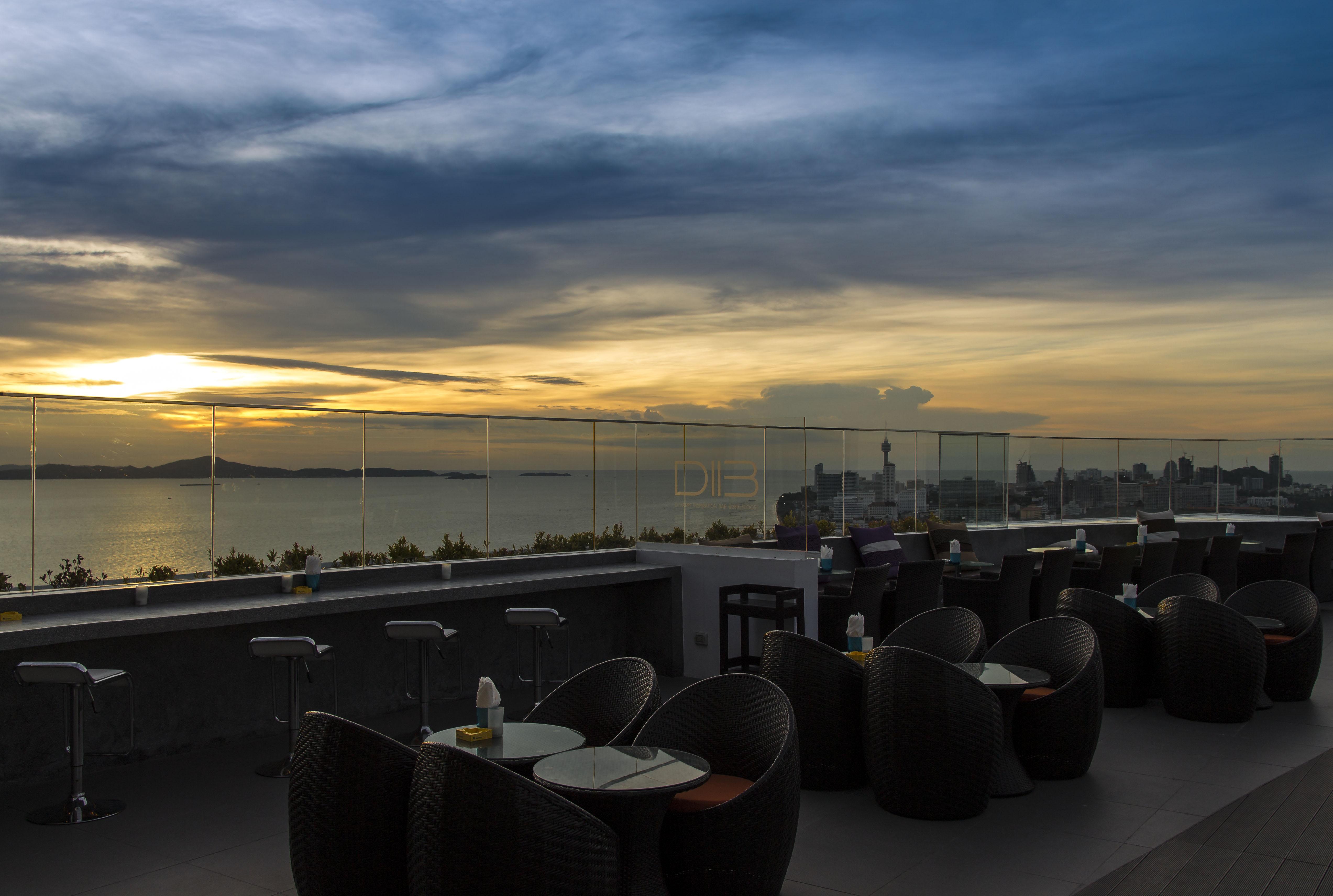D Varee Jomtien Beach, Pattaya Exterior foto Sunset at the rooftop bar