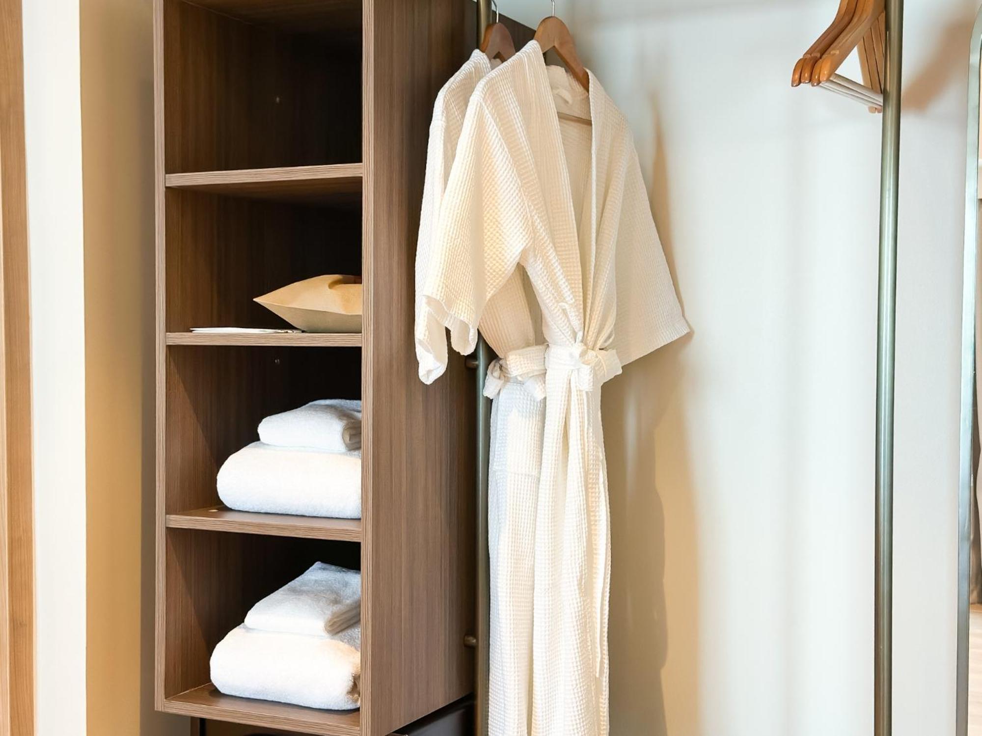 D Varee Jomtien Beach, Pattaya Exterior foto A bathrobe hanging on a hanger