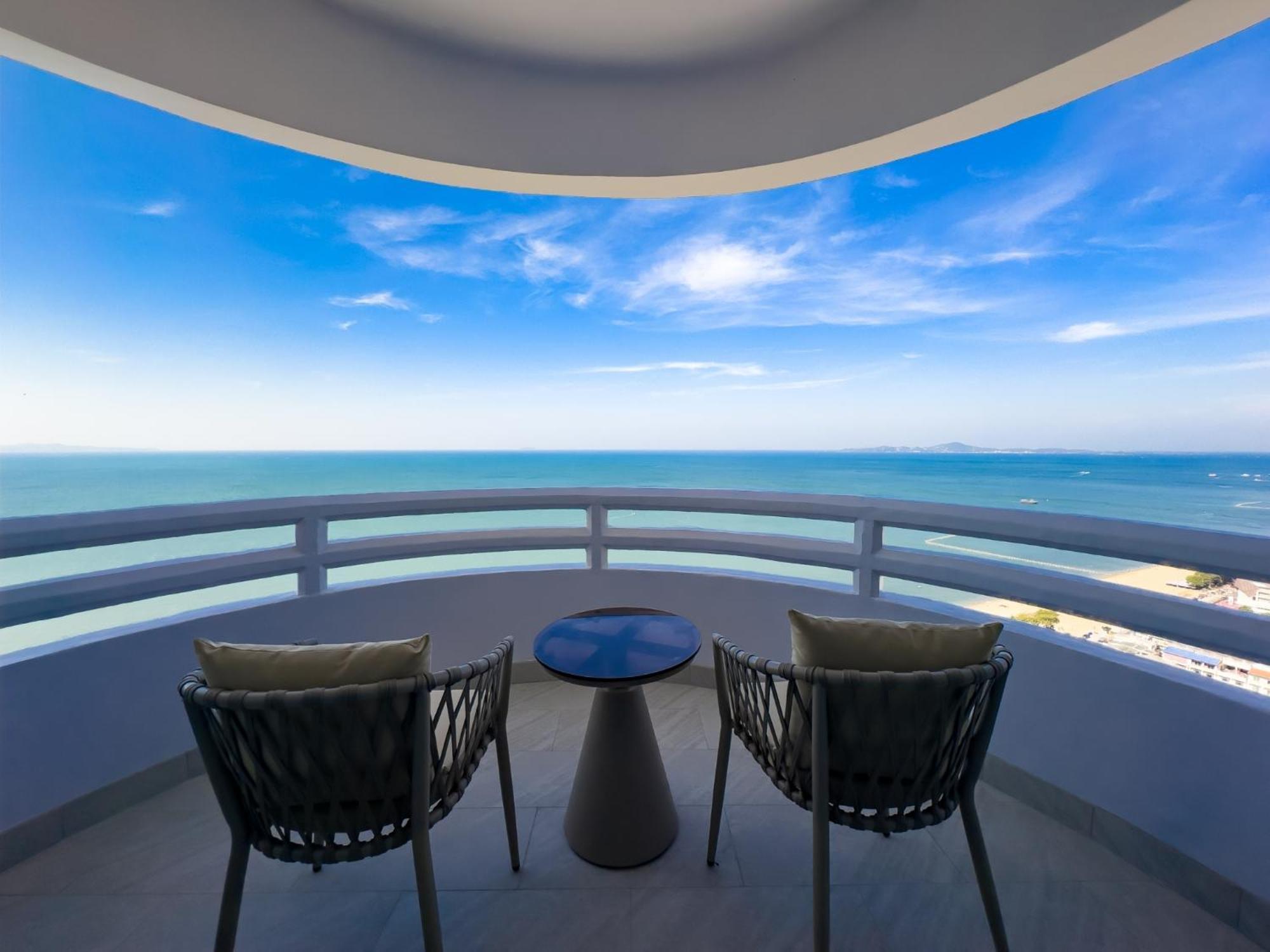 D Varee Jomtien Beach, Pattaya Exterior foto Balcony of a suite at the Hilton Pattaya