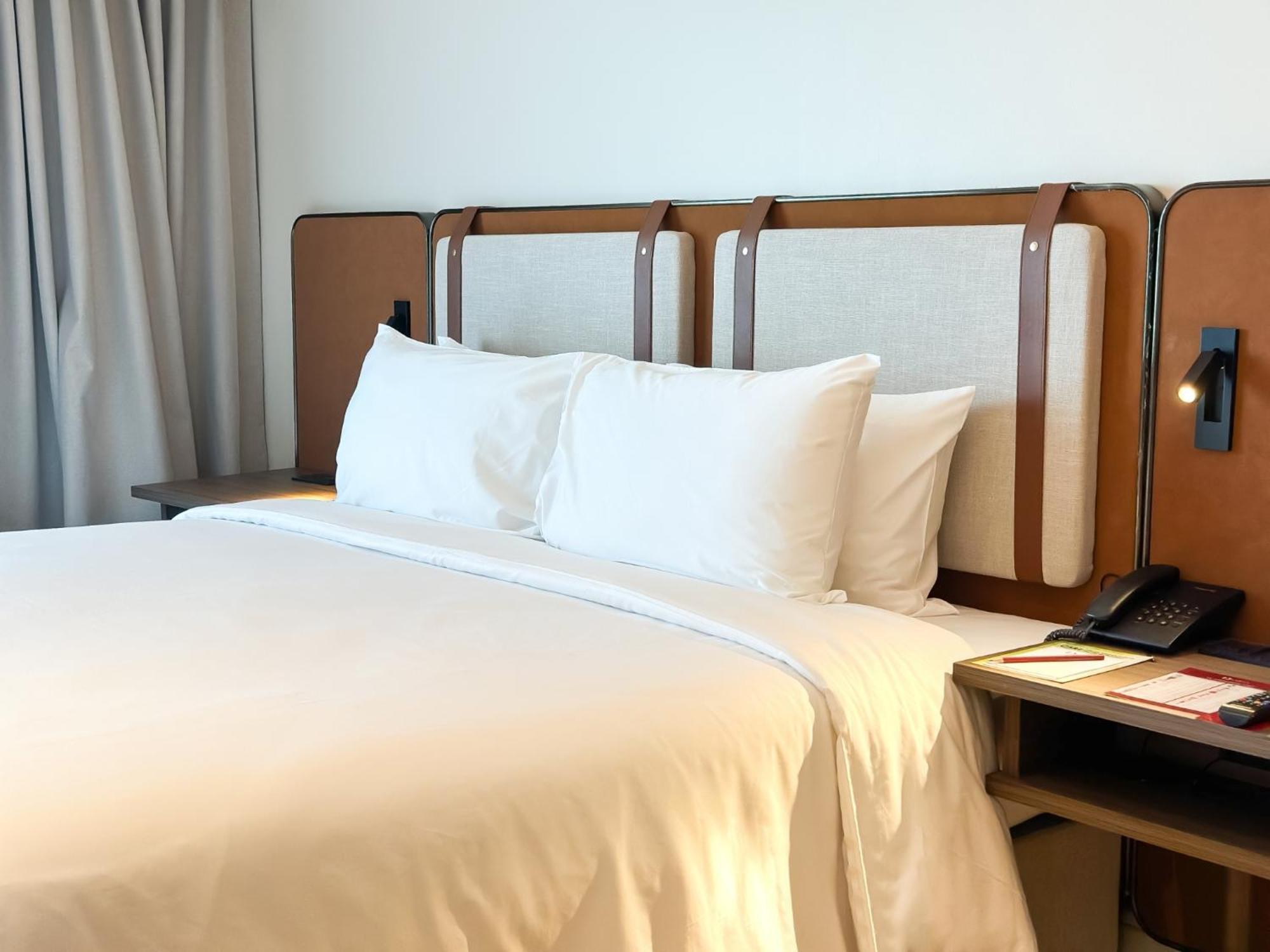 D Varee Jomtien Beach, Pattaya Exterior foto A bed with a telephone