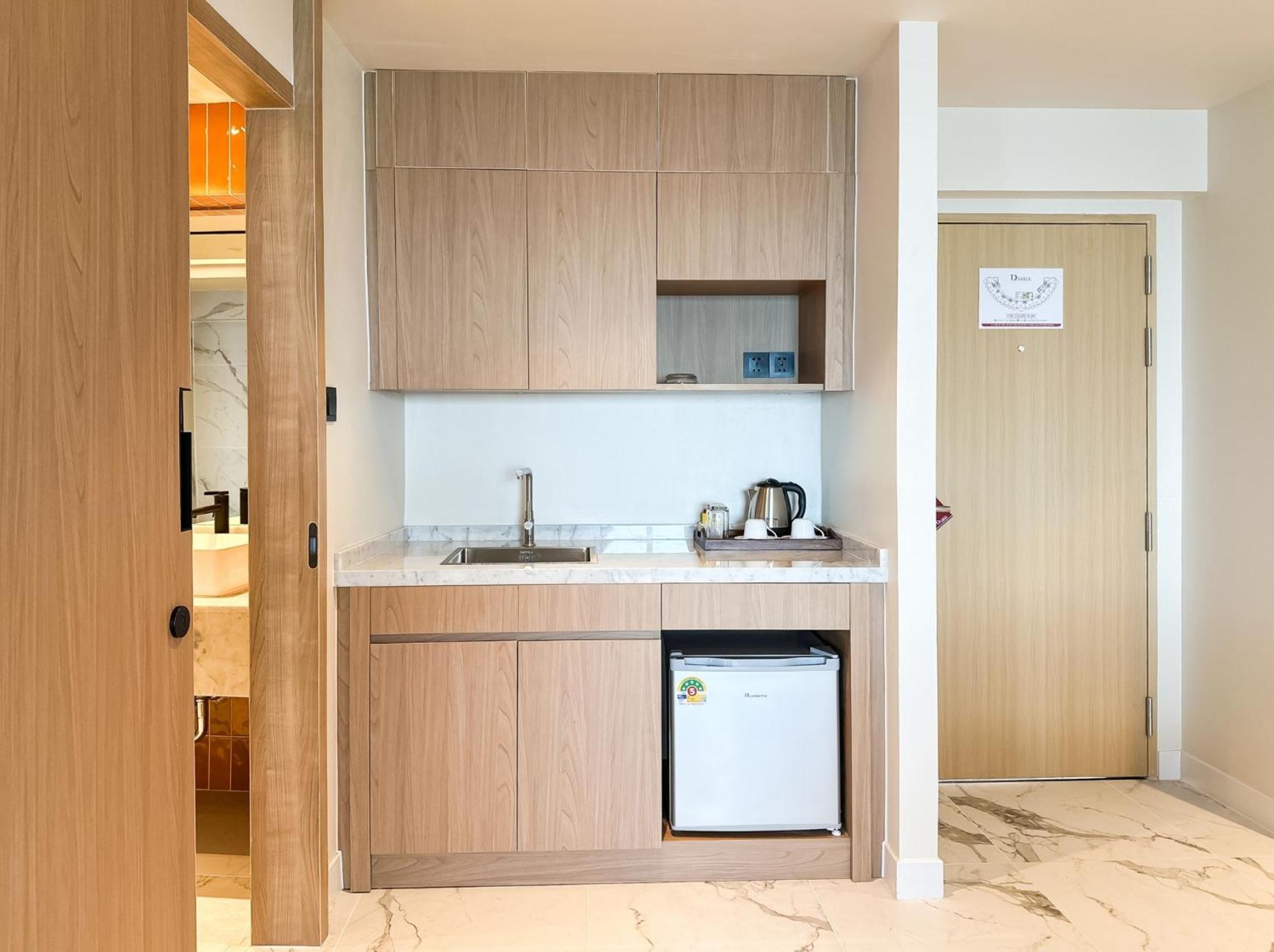 D Varee Jomtien Beach, Pattaya Exterior foto A kitchenette in a hotel room